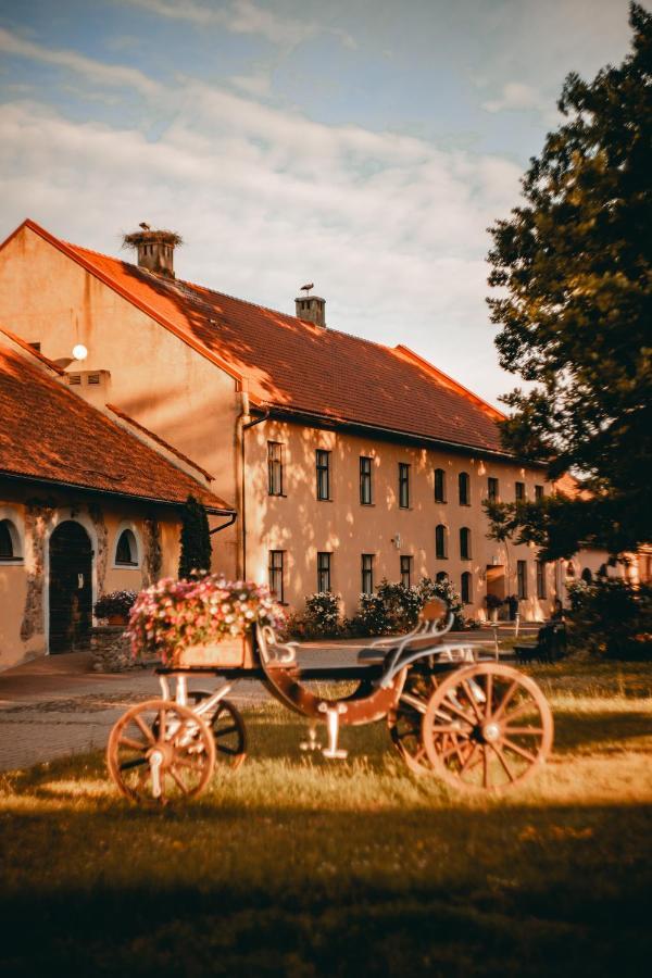 Hotel Slokenbekas Muiza Milzkalne Exterior foto